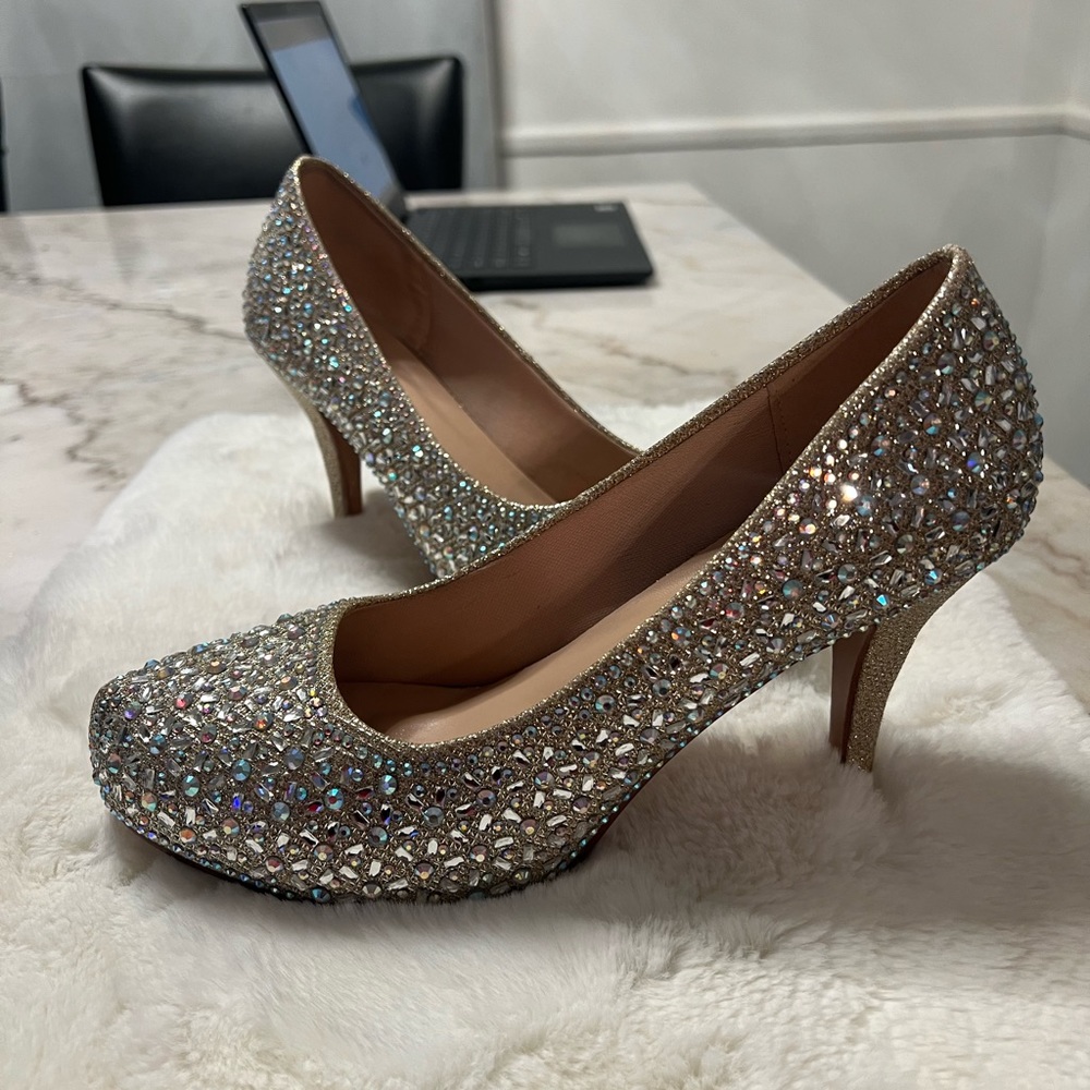 Delicacy hight heels. Size 9, Color champagne.